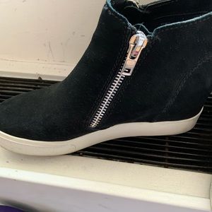 Black wedge sneakers